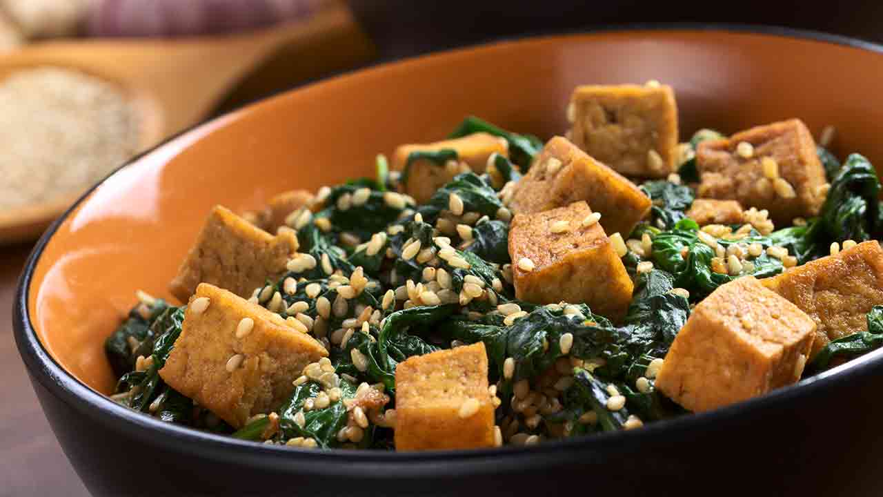 Foodiary Rezept: Gedünsteter Spinat mit Tofu und Sesam