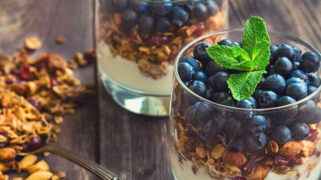 Foodiary Rezept: Hausgemachtes Granola mit Joghurt und Beeren