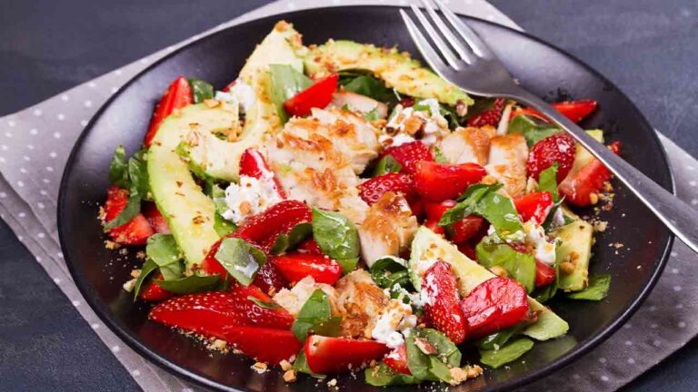 Rezept-Hähnchensalat mit Erdbeeren und Avocado